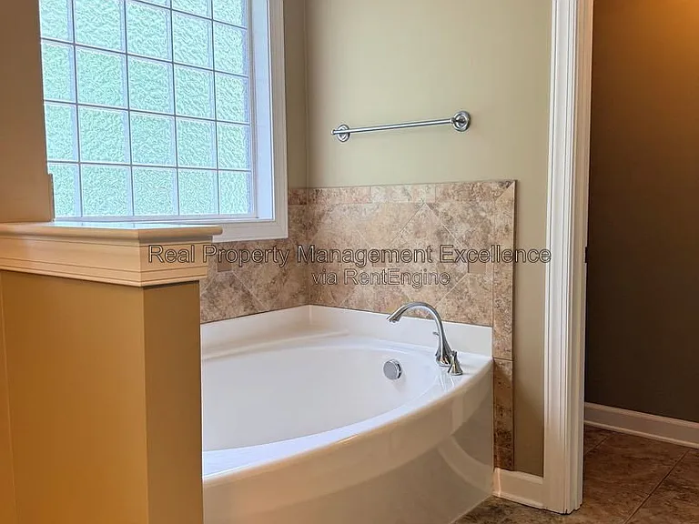 616 Lake Artesia Ln — Photo 37