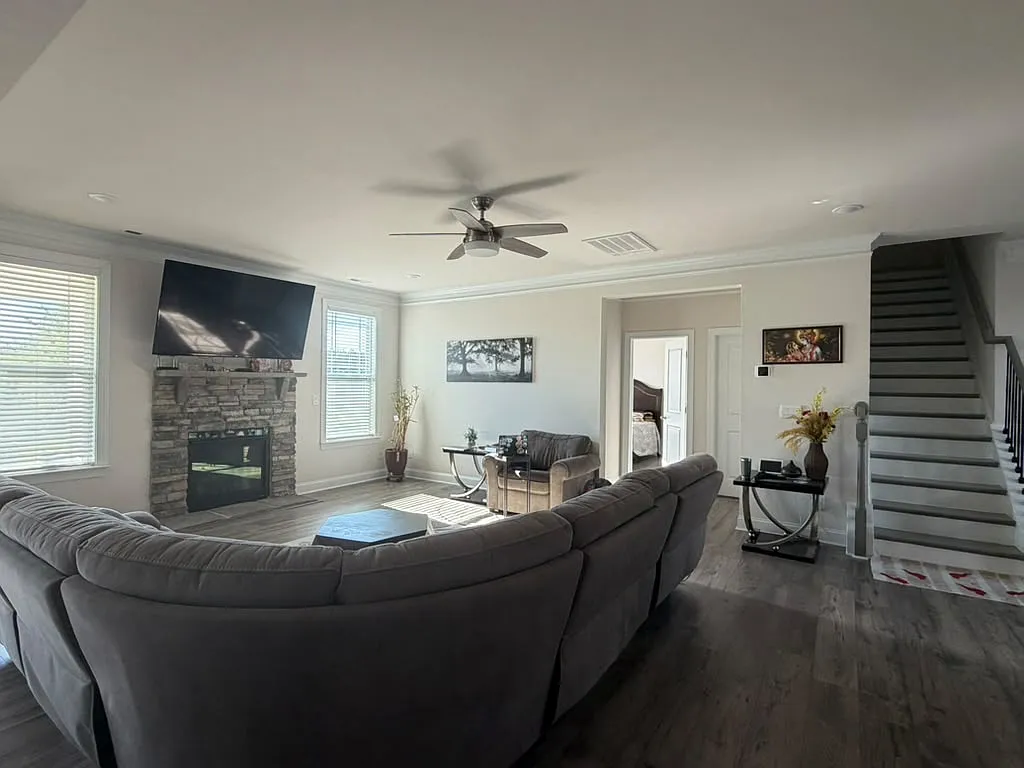 5 bed, 3845 sqft, $3,500 — Photo 2