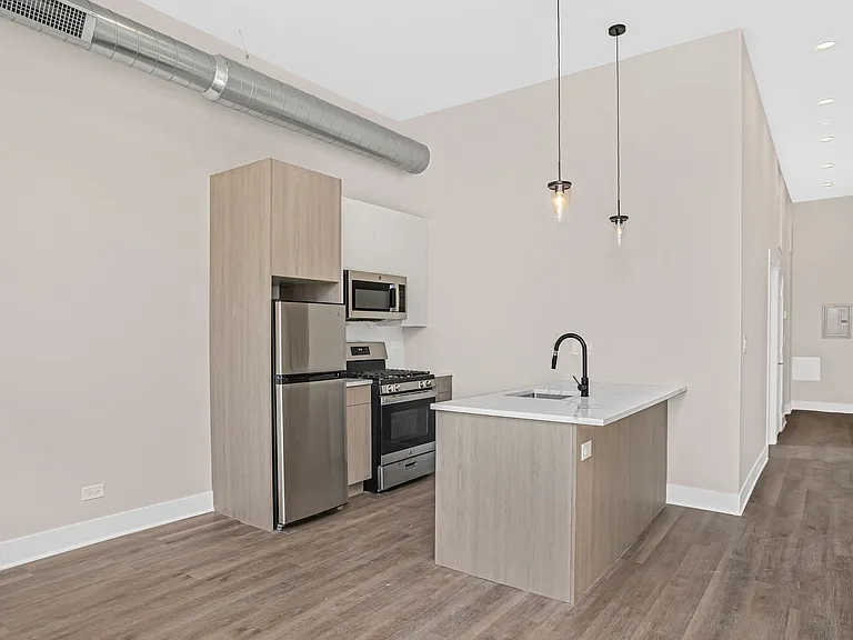4533 N Clark St — Photo 11