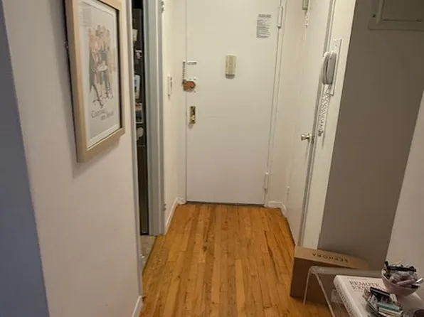 320 West 30th Street image 8 of 13