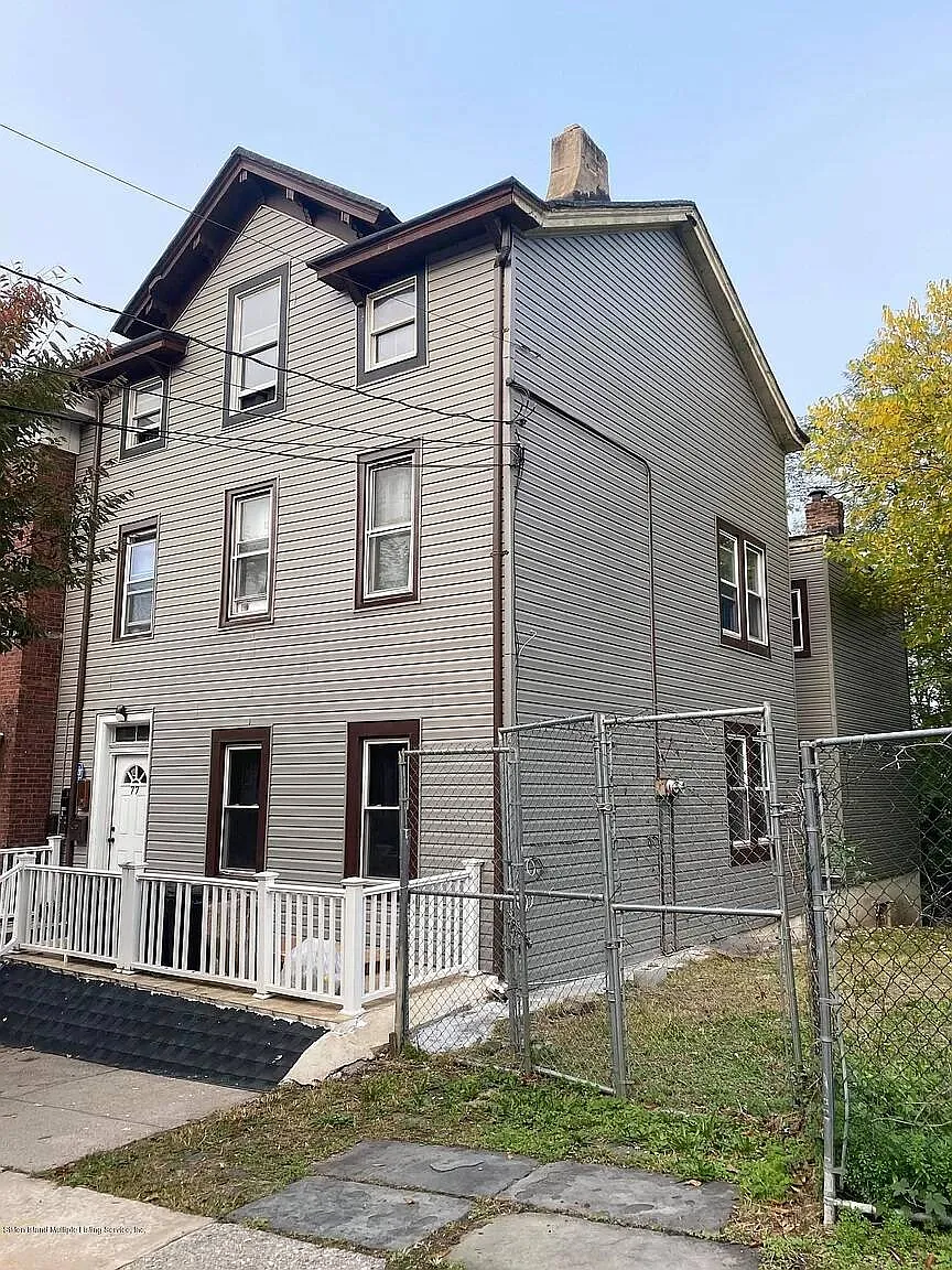 5 bed, 2.0 bath, 1350 sqft, $4,689 — Photo 1