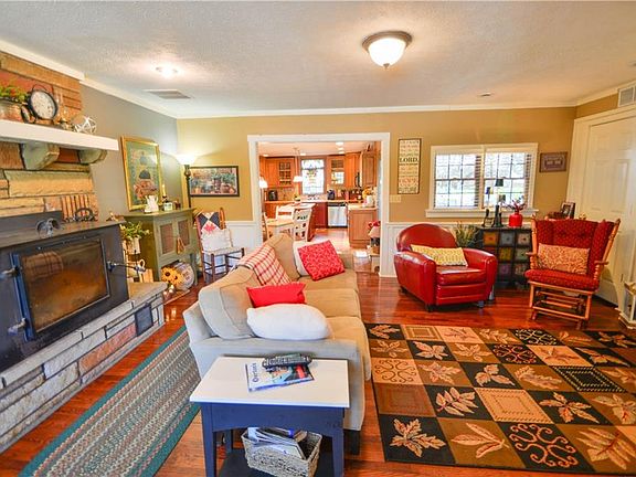 5th image of 202 Camelot Dr