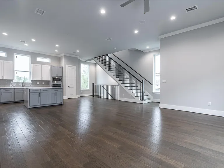 1545 W 22nd St — Photo 1