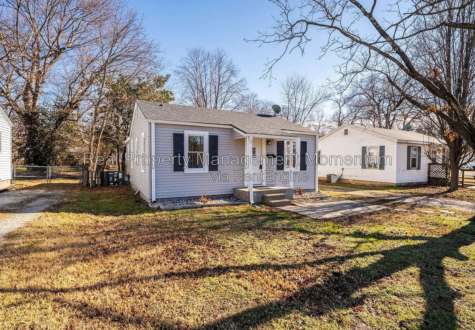 3 bed, 1.0 bath, 904 sqft, $1,095 — Photo 2