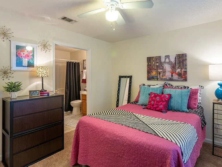 The Gates at Valdosta - Student Housing Priced Per Person — Photo 11
