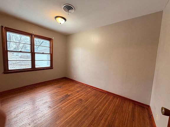3rd image of 842 Lake St