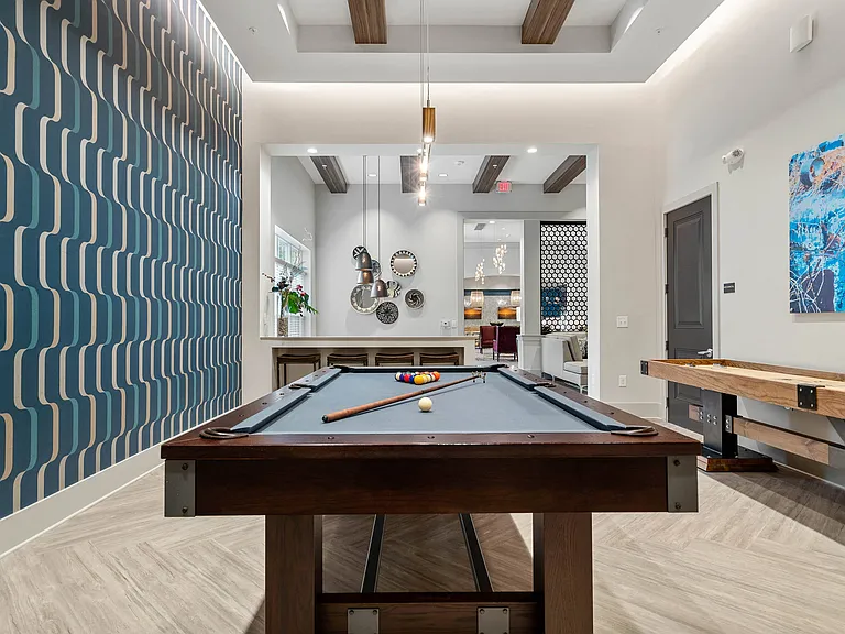 8 West — Photo 15