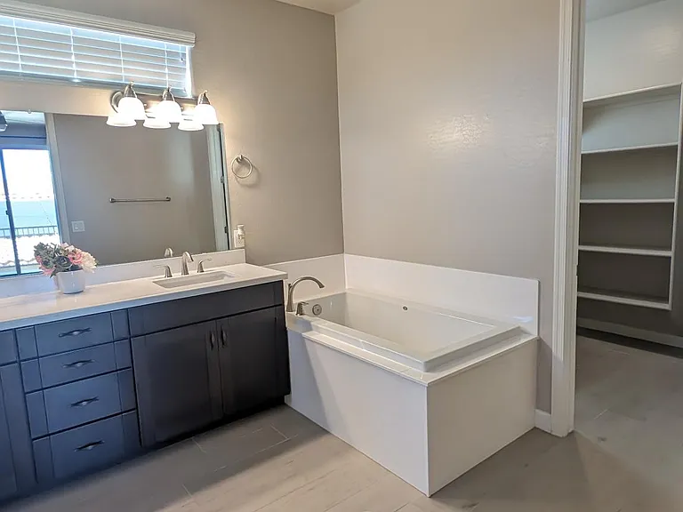 2119 E Kings Ave — Photo 17