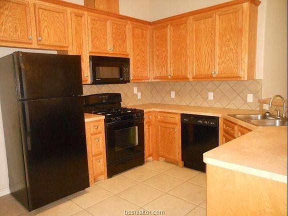 3rd image of 906 Crystal Dove Ave