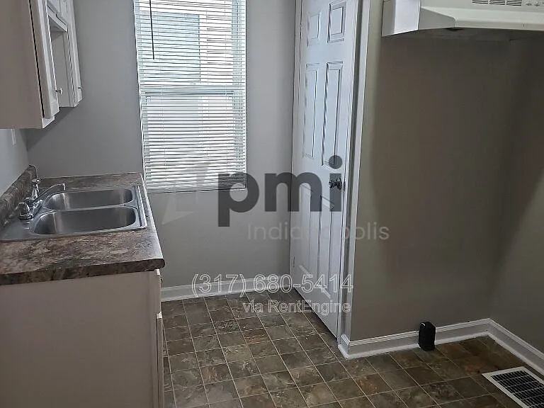 114 Adler St — Photo 7