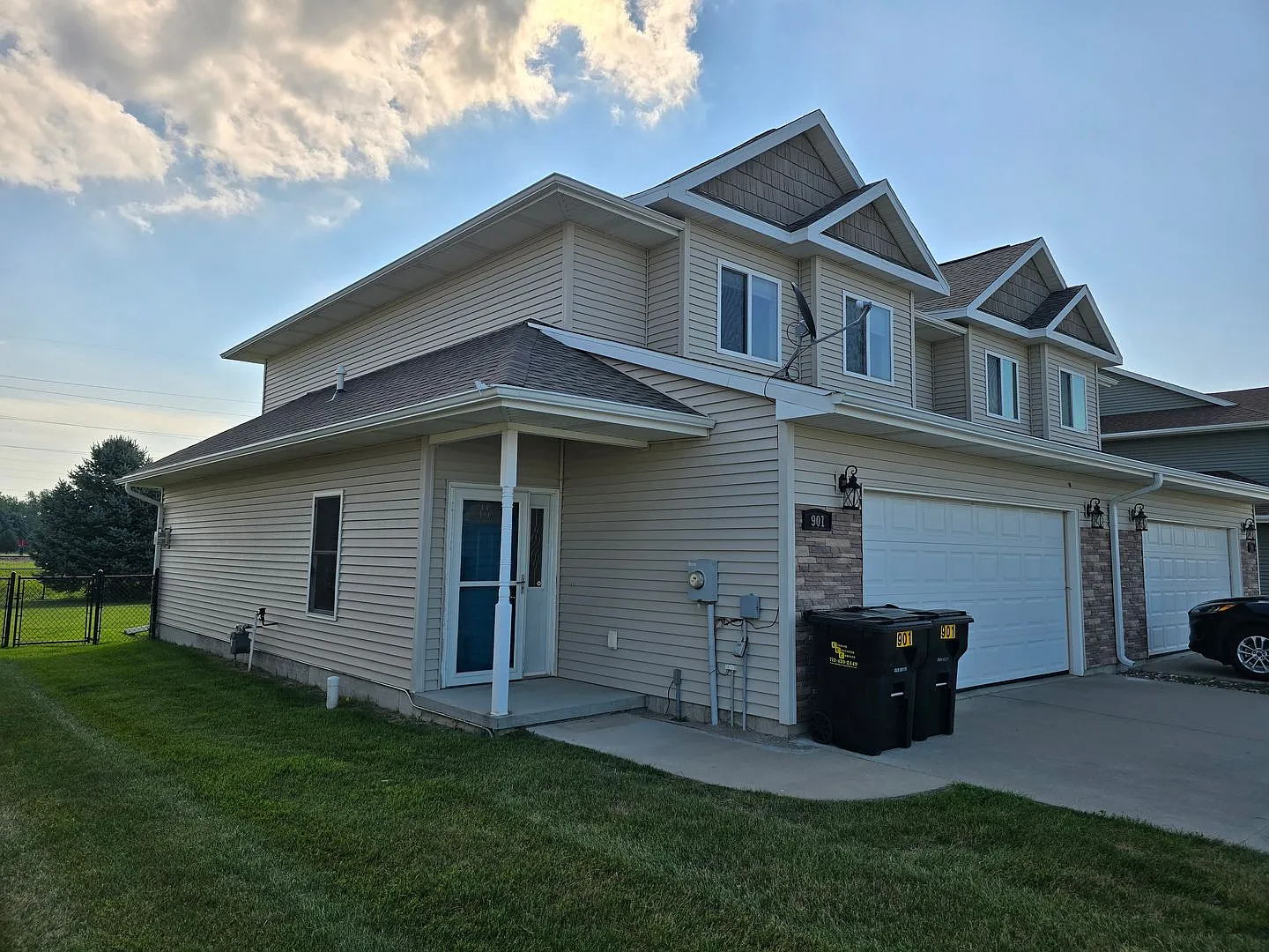 $2700 - 3 Bed 2.5 Bath Townhome in Sergeant Bluff — Photo 2