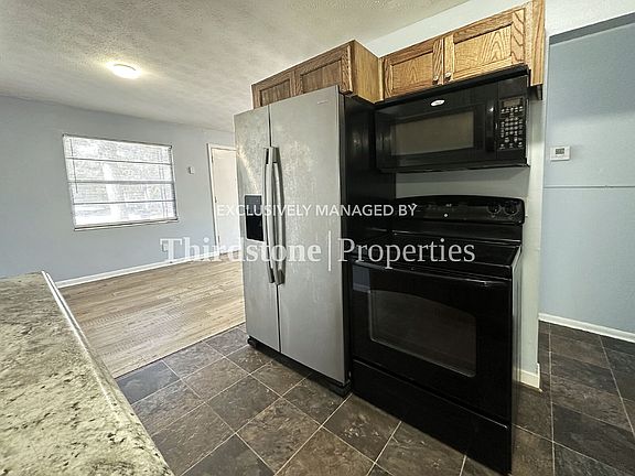 5th image of 3323 Martha St