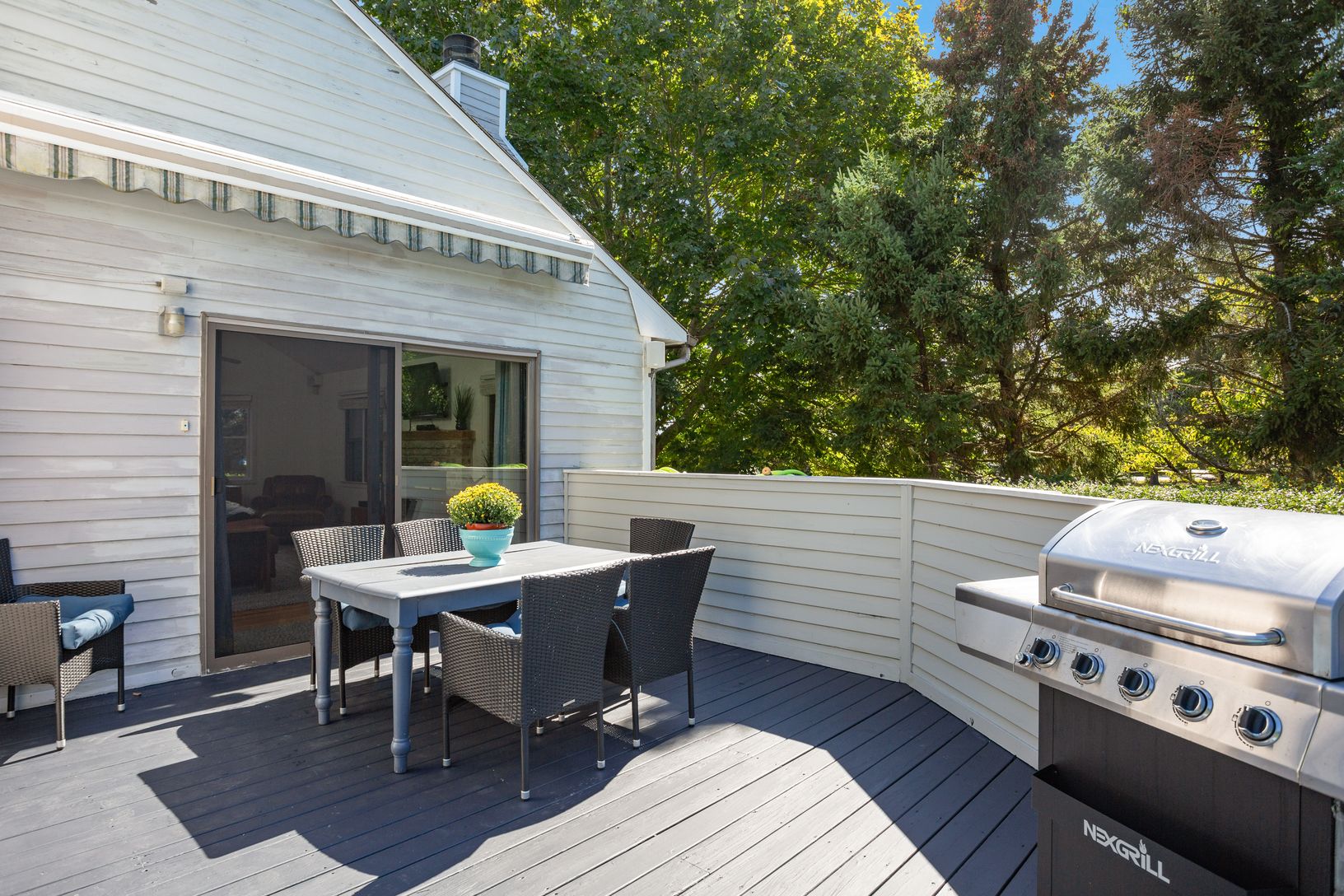  Large deck grilling area with electronic awning