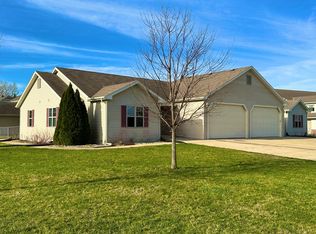 N7721 Vicksburg Way, Oconomowoc, WI 53066