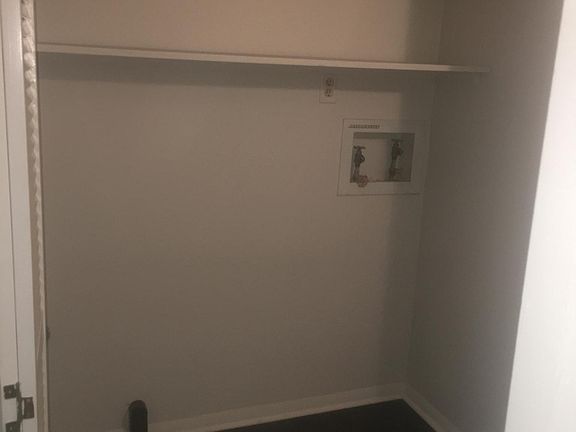Washer/dryer hook ups!!!