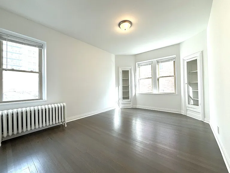 1800 N Farwell Apartments — Photo 9