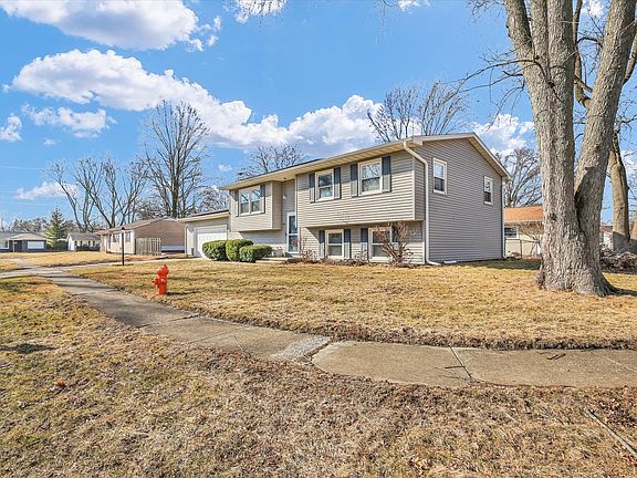 3rd image of 2401 Arden Dr