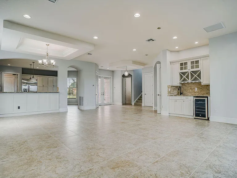 170 SE Calmo Cir — Photo 6