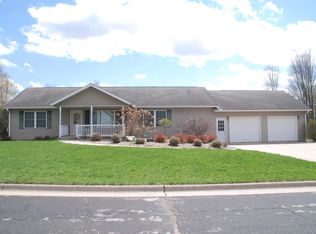 702 Lovers Lane Ct, Fayette, IA 52142