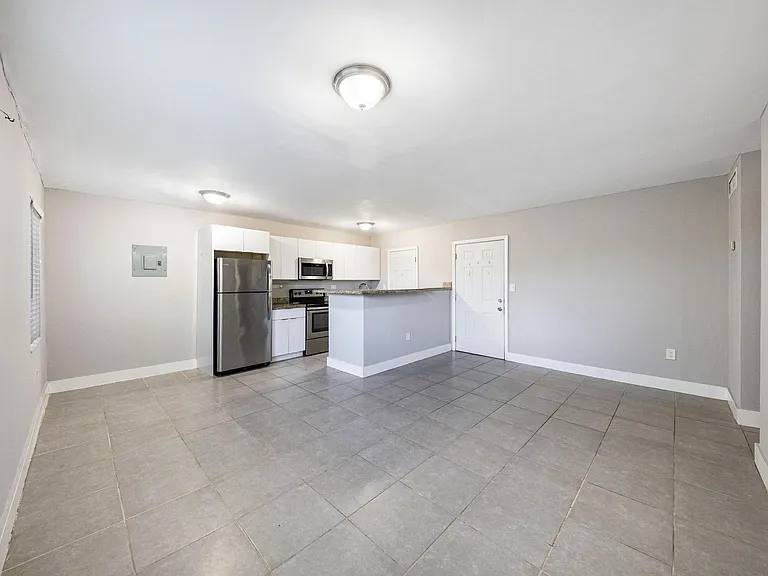 Kenwood Apartments — Photo 7