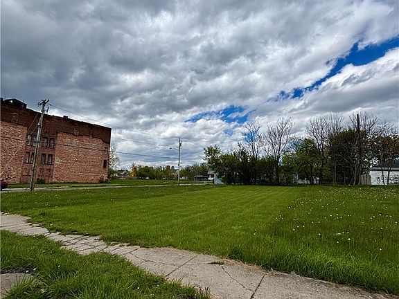 3rd image of 746 William St Lot 35