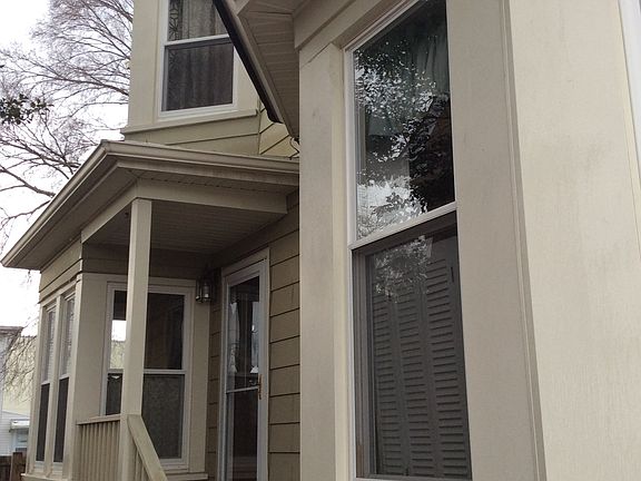 Side Entry with Fun Style!