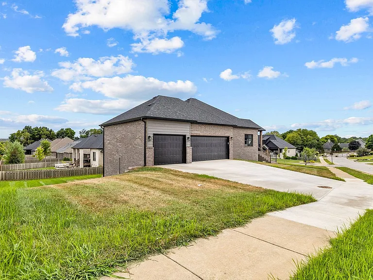 702 S Thornridge Dr — Photo 2