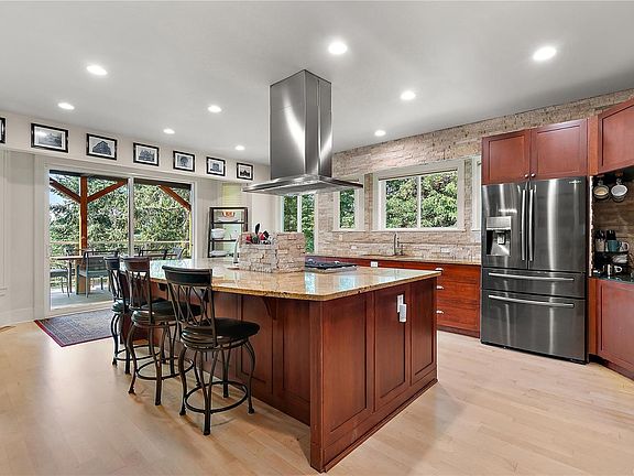 4th image of 1205 Hillgrove Rd