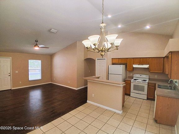 5th image of 363 Halloran St SE