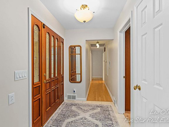 5th image of 651 Reynard St SE