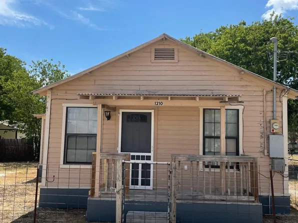 1210 Geronimo St, Seguin, TX 78155