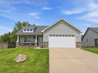 3477 Amber Oaks Dr, Howell, MI 48855