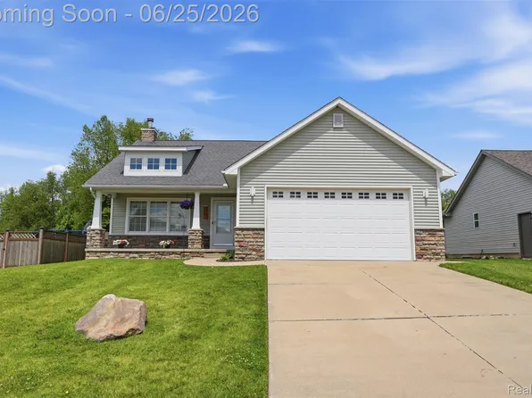 3477 Amber Oaks Dr, Howell, MI 48855