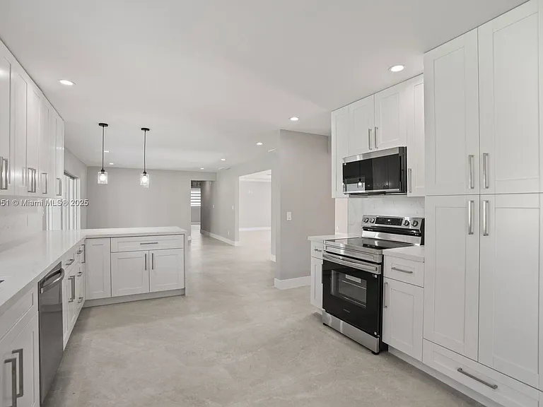 8081 SW 139th Ter — Photo 2