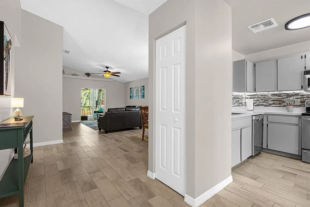 3 bed, 2.0 bath, 1382 sqft, $2,300 — Photo 2