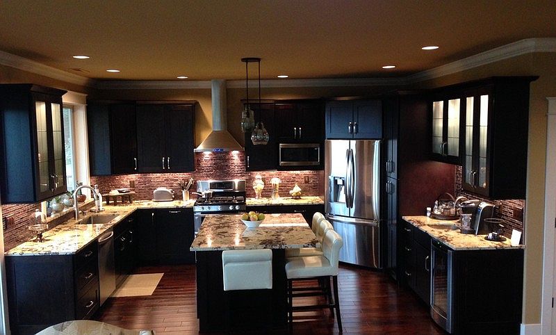 New Remodeled Kitchen and bar : Granite, Stainless Steel, bar w/wine cooler, under lighting cabinets