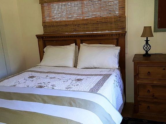 2nd upstairs bedroom, queen 