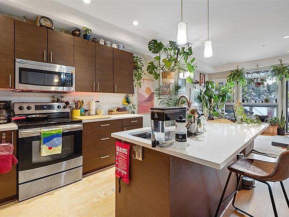 5th image of 924 Esquimalt Rd #410
