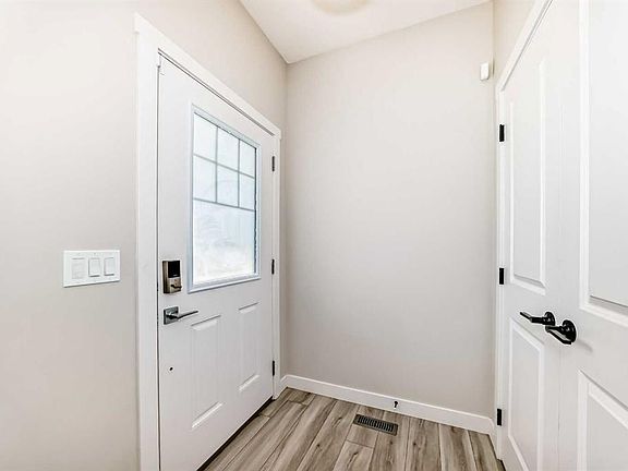 2nd image of 1104 W Bayview Gdns SW