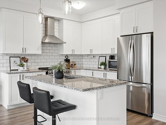 4th image of 43 Harpin Way W