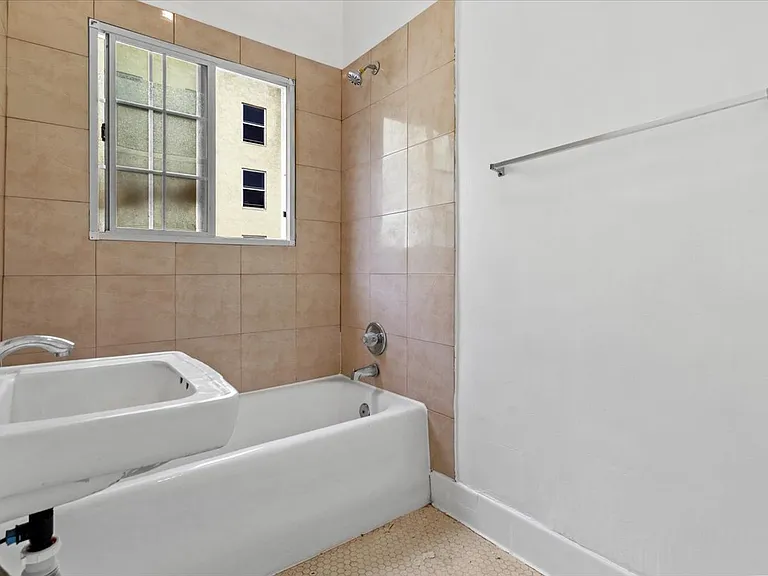 1511 W 4th St #23 — Photo 10