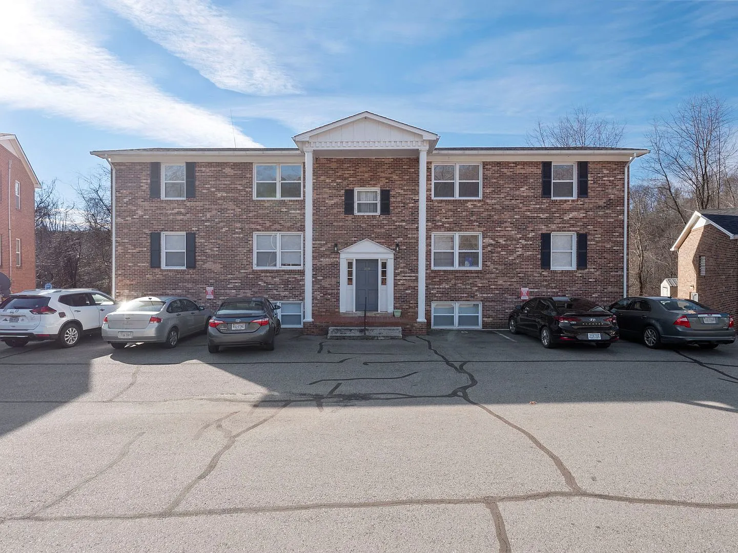 Sunset Manor Apartments — Photo 2