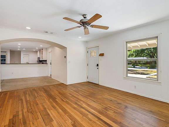 3rd image of 211 Greenwich Blvd