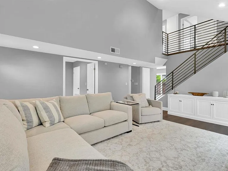 10618 Esmeraldas Dr — Photo 6
