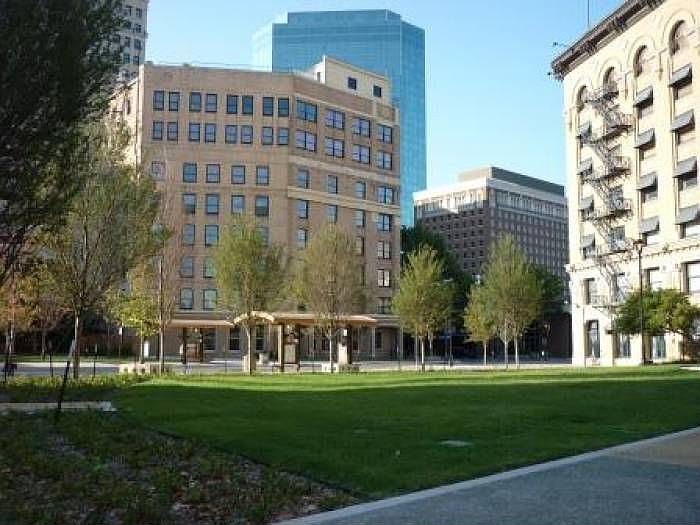 Bldg Exterior/Hyde Park