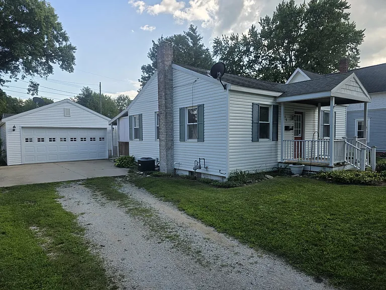 416 Webster Ave — Photo 2