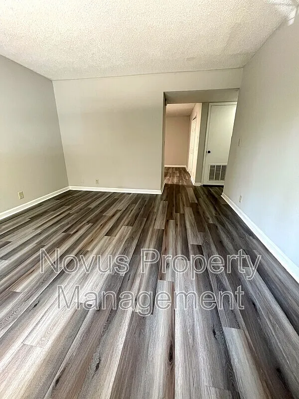 2 bed, 1.0 bath, 900 sqft, $1,050 — Photo 3
