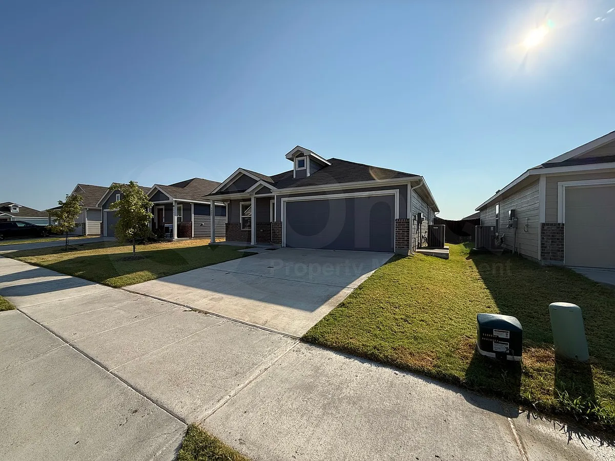 3 bed, 2.0 bath, 1481 sqft, $1,895 — Photo 2