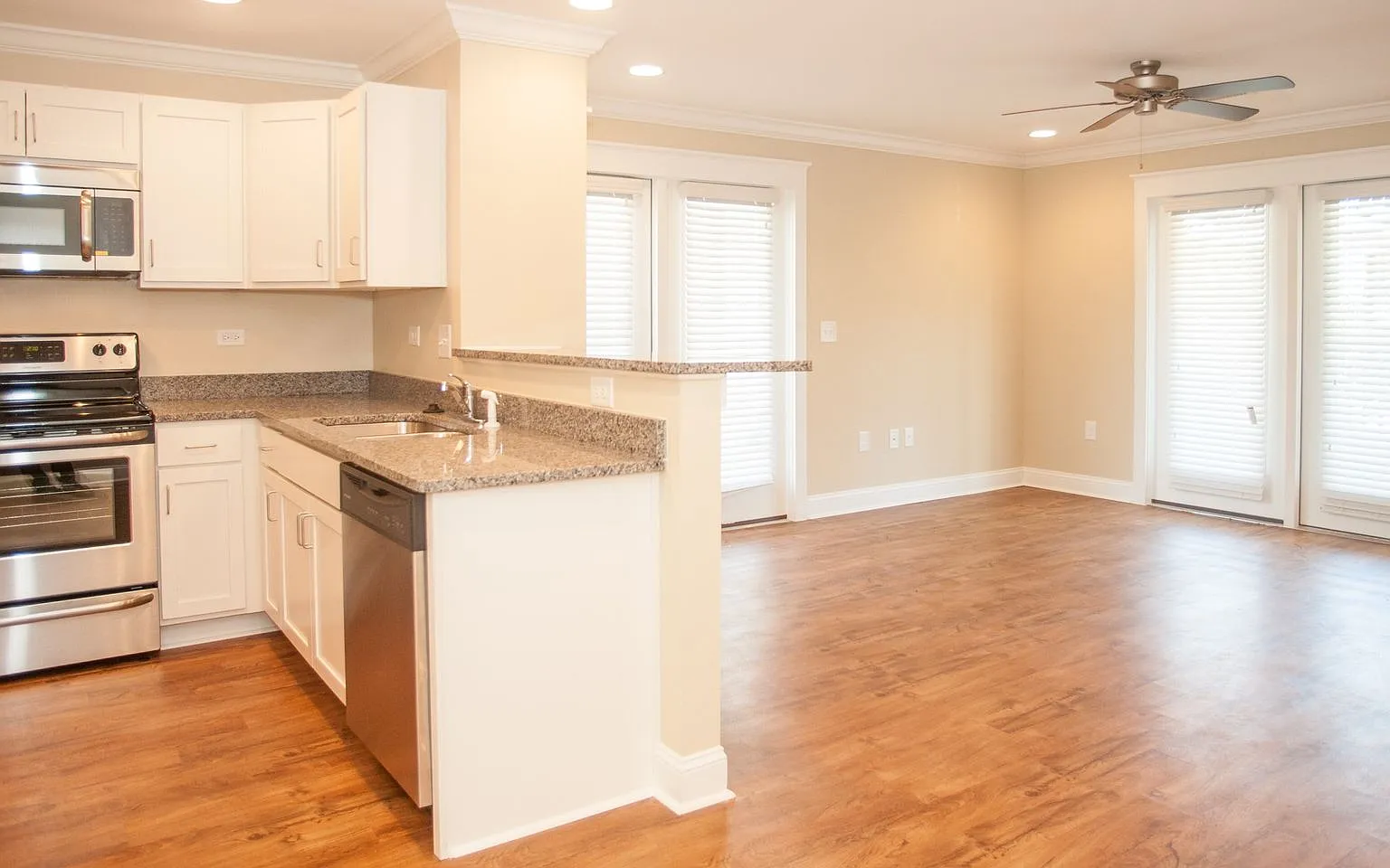 3 Bedroom Townhouse At The Woodlands - End Unit * Only $500 Deposit - End Unit- 1 Month Free When... — Photo 2