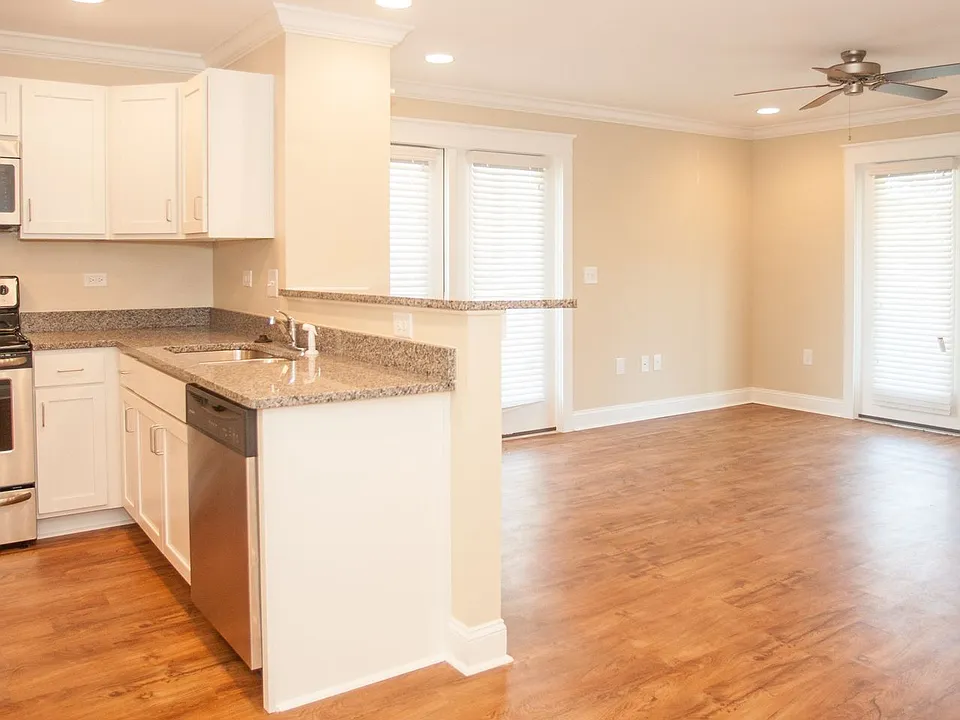 1625 Elmwood Ct #201